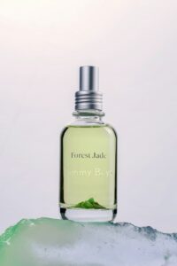 n dit parfum is de kalmerende energie van jade gevangen in een harmonieuze compositie van rozemarijn en lavendel.