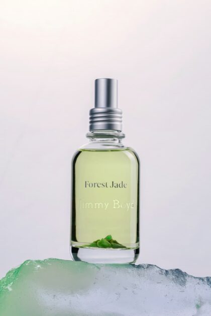 n dit parfum is de kalmerende energie van jade gevangen in een harmonieuze compositie van rozemarijn en lavendel.